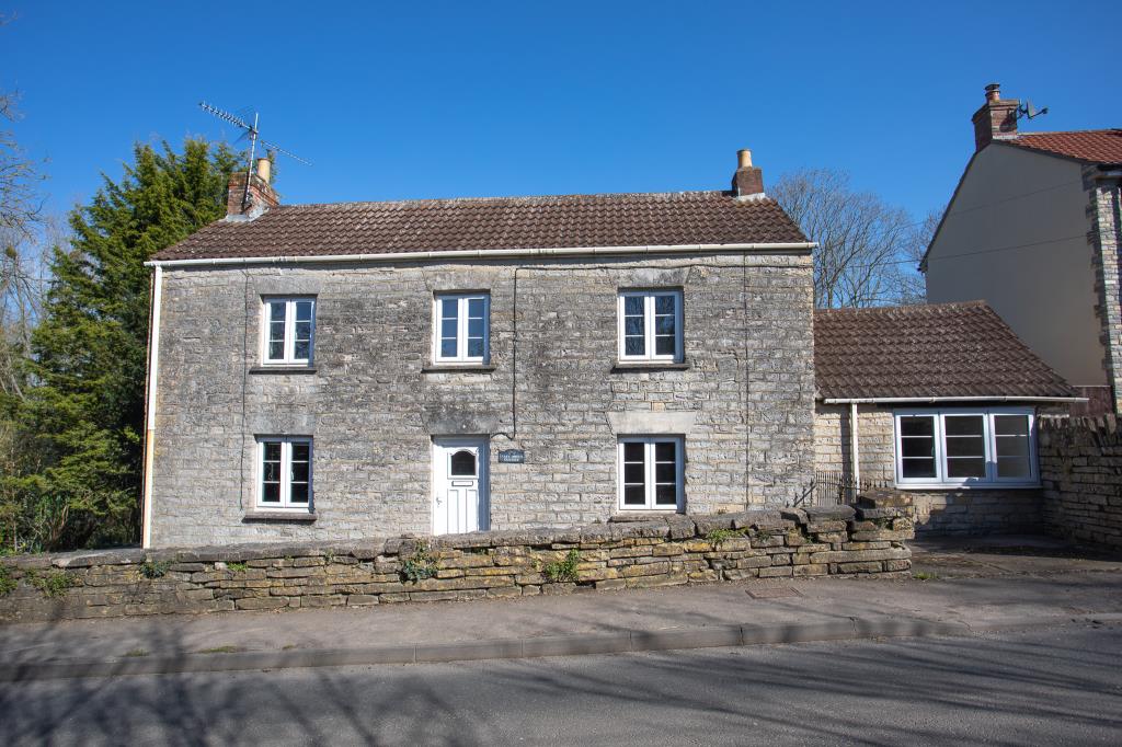 Lot: 89 - DETACHED COTTAGE WITH POTENTIAL -